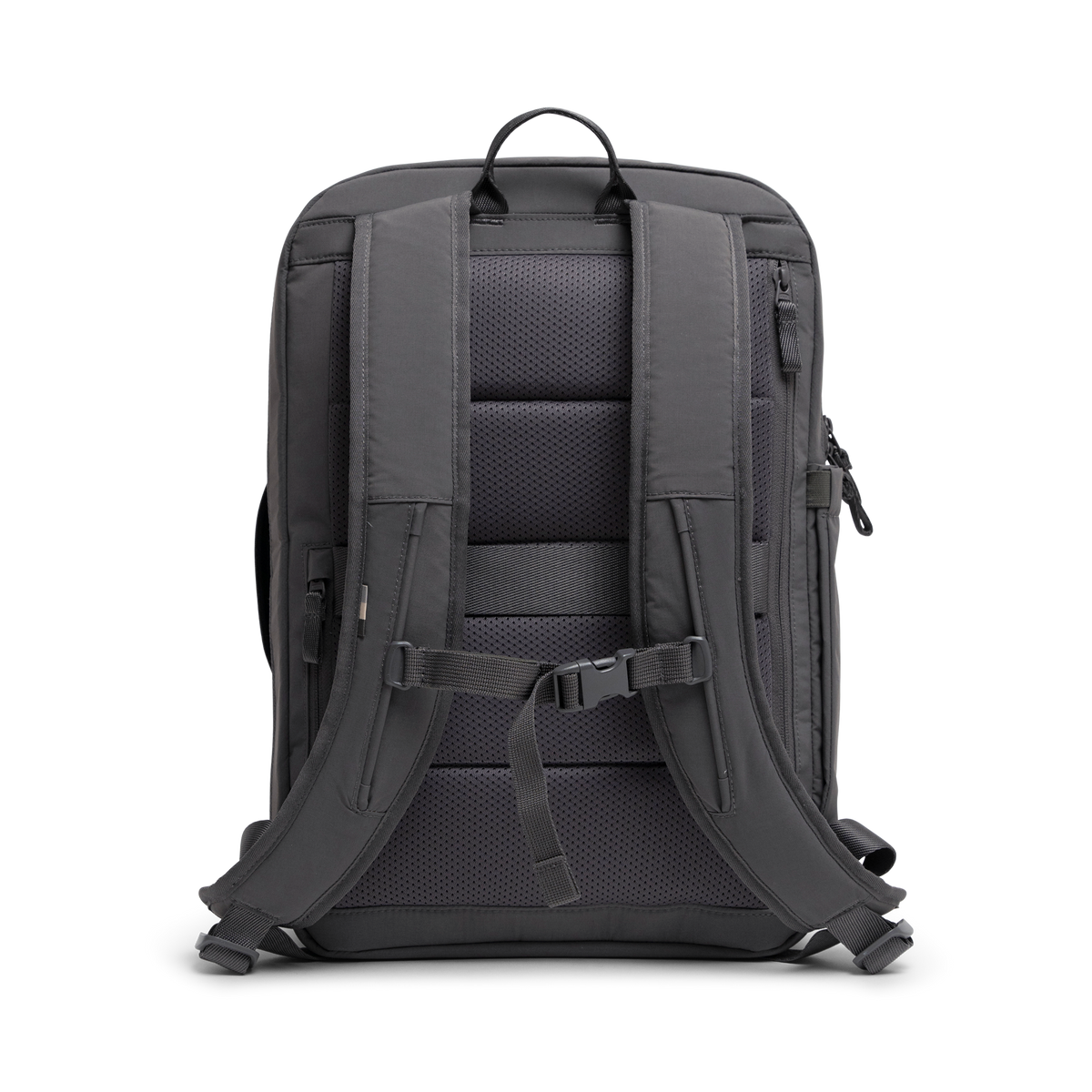 COMMUTER PACK Rucksack in shark (Dunkelgrau) als Studioaufnahme in Rückansicht.
