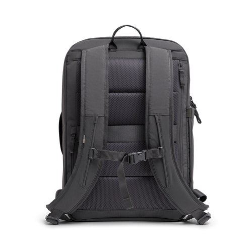 COMMUTER PACK Rucksack in shark (Dunkelgrau) als Studioaufnahme in Rückansicht.