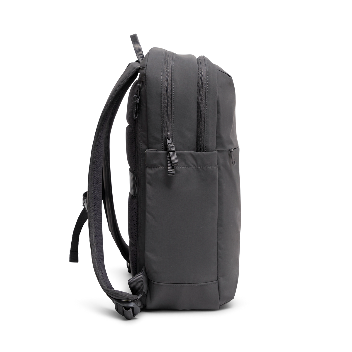 BP0191MO COMMUTER PACK Rucksack in shark (Dunkelgrau) als Studioaufnahme in Seitenansicht.