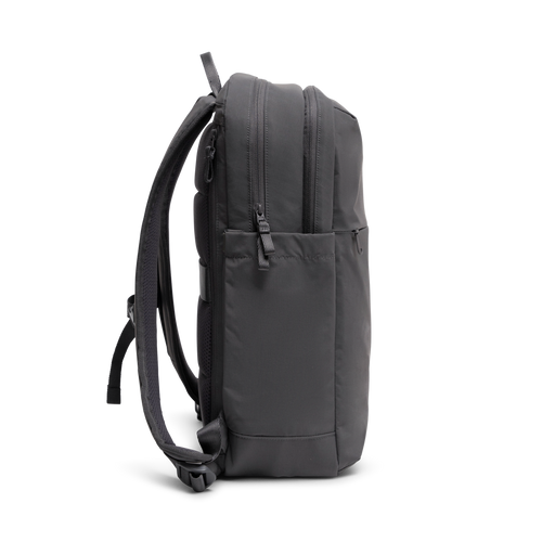 BP0191MO COMMUTER PACK Rucksack in shark (Dunkelgrau) als Studioaufnahme in Seitenansicht.
