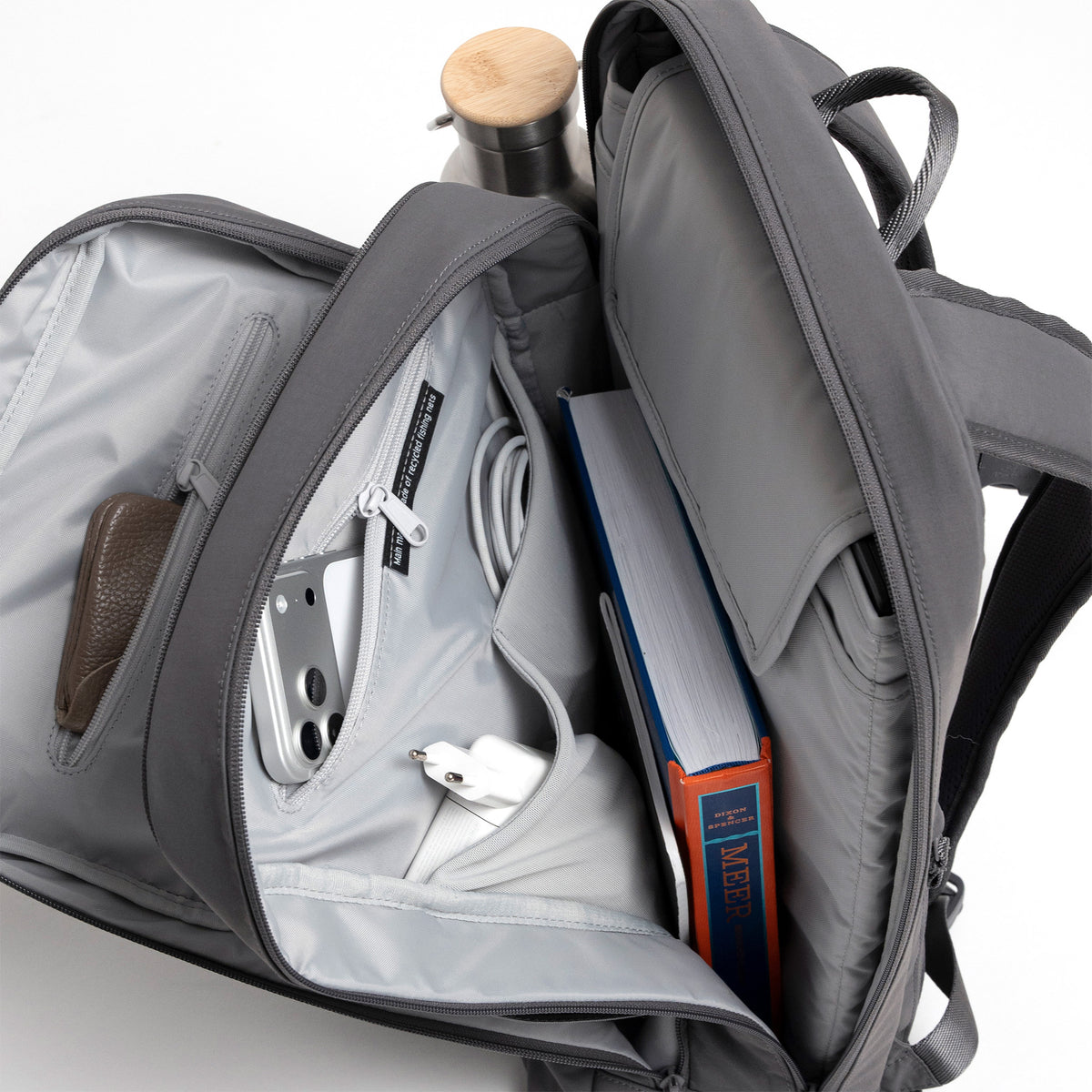 COMMUTER PACK Rucksack in shark (Dunkelgrau), Innenansicht mit Fächern und Gegenständen.