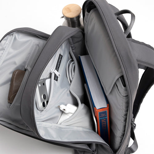 COMMUTER PACK Rucksack in shark (Dunkelgrau), Innenansicht mit Fächern und Gegenständen.