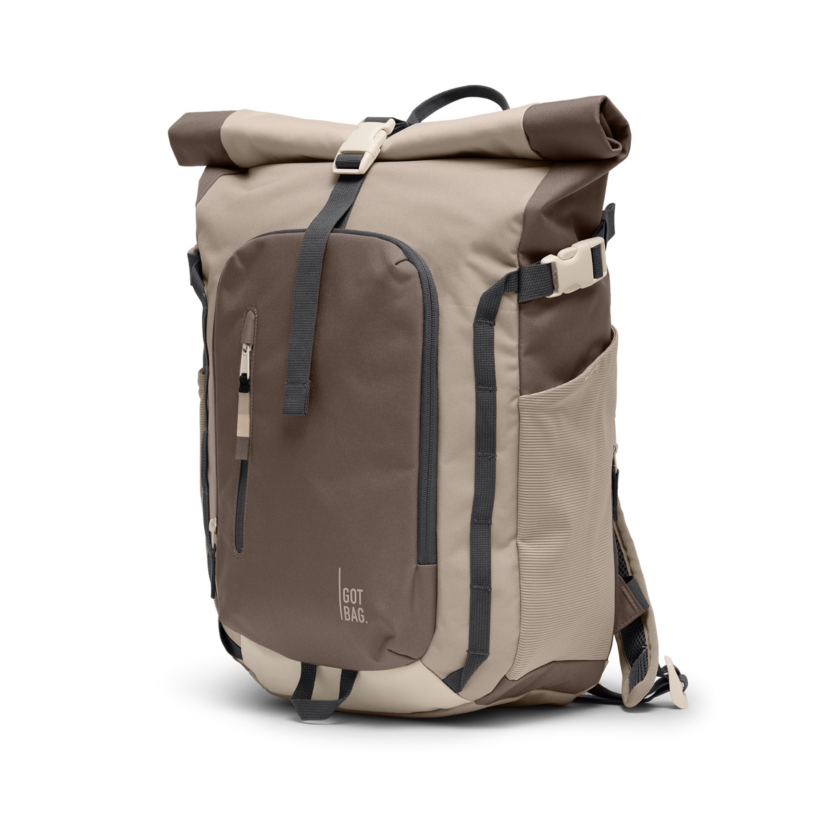 ROLLTOP ADVENTURE MONOCHROME Rucksack in oyster (klassisches Taupe-Braun) in Diagonale Ansicht von vorne.