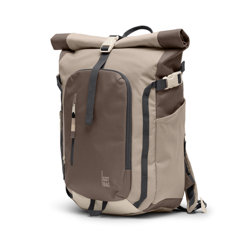 ROLLTOP ADVENTURE MONOCHROME Rucksack in oyster (klassisches Taupe-Braun) in Diagonale Ansicht von vorne.