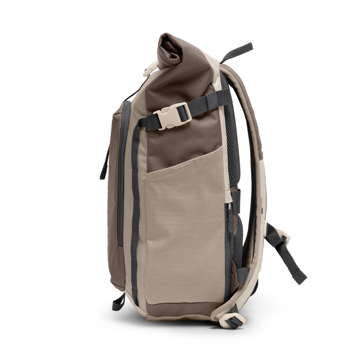 ROLLTOP ADVENTURE MONOCHROME Rucksack in oyster (klassisches Taupe-Braun) in Seitenansicht.