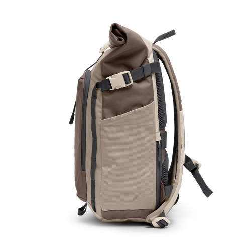 ROLLTOP ADVENTURE MONOCHROME Rucksack in oyster (klassisches Taupe-Braun) in Seitenansicht.