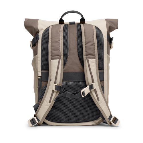 ROLLTOP ADVENTURE MONOCHROME Rucksack in oyster (klassisches Taupe-Braun) als Studioaufnahme in Rückansicht.