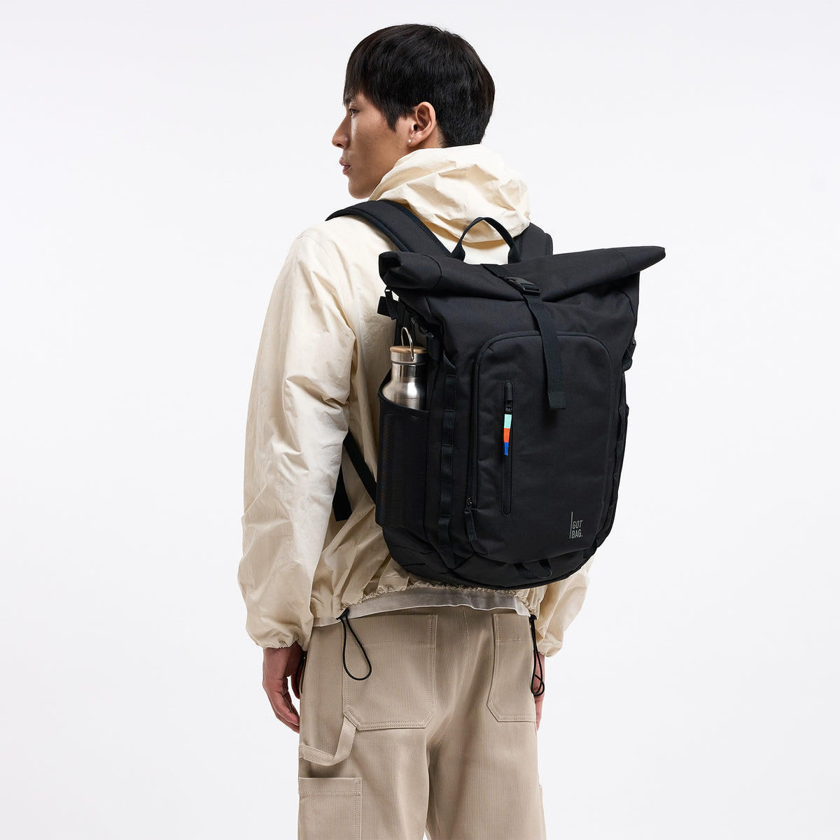 ROLLTOP ADVENTURE Rucksack in black (Schwarz) von einem Mann als Rucksack auf dem Rücken getragen.