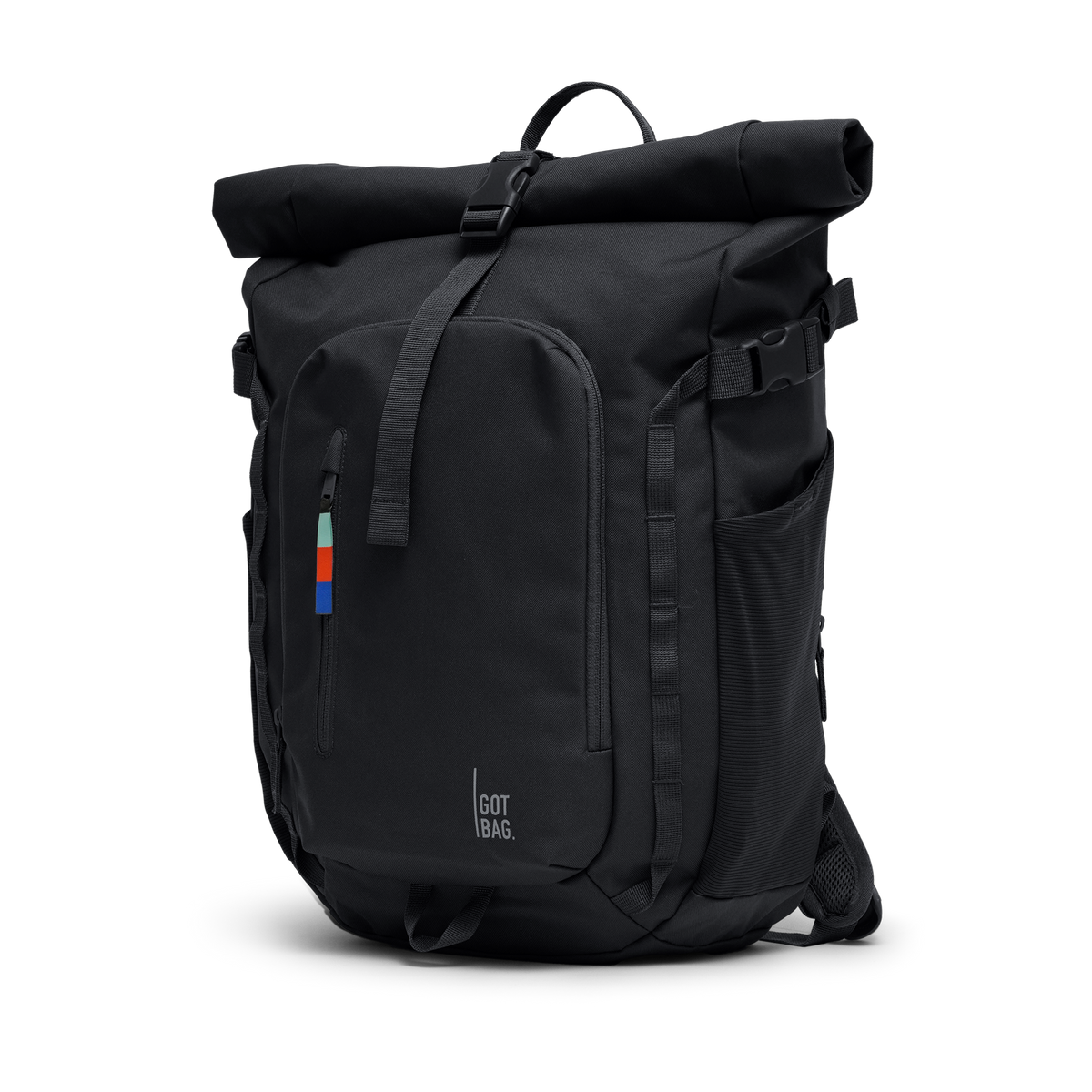 ROLLTOP ADVENTURE Rucksack in black (Schwarz) diagonal von vorne auf weißem Hintergrund, mit farbigem Reißverschlussanhänger.