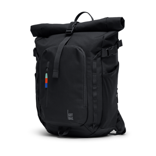 ROLLTOP ADVENTURE Rucksack in black (Schwarz) diagonal von vorne auf weißem Hintergrund, mit farbigem Reißverschlussanhänger.