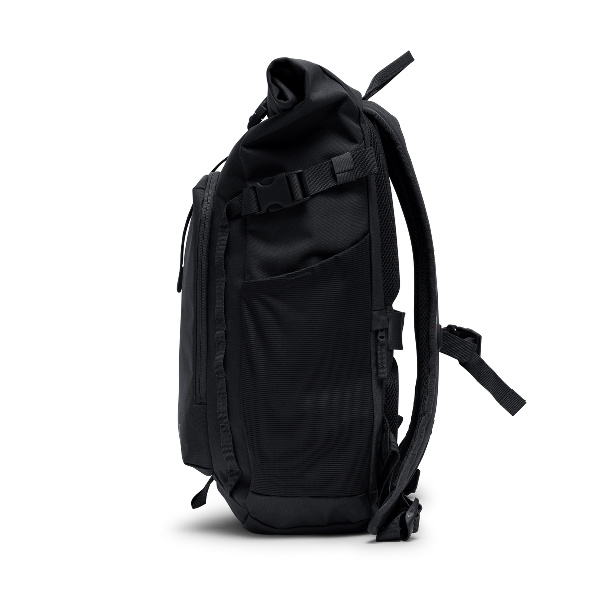 ROLLTOP ADVENTURE Rucksack in black (Schwarz) als Studioaufnahme in Seitenansicht.