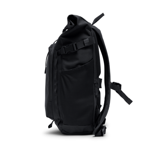 ROLLTOP ADVENTURE Rucksack in black (Schwarz) als Studioaufnahme in Seitenansicht.