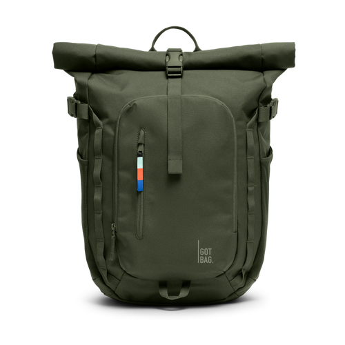 ROLLTOPADVENTURE sac à dos en algae (vert foncé avec une nuance de gris) en vue de face en studio.