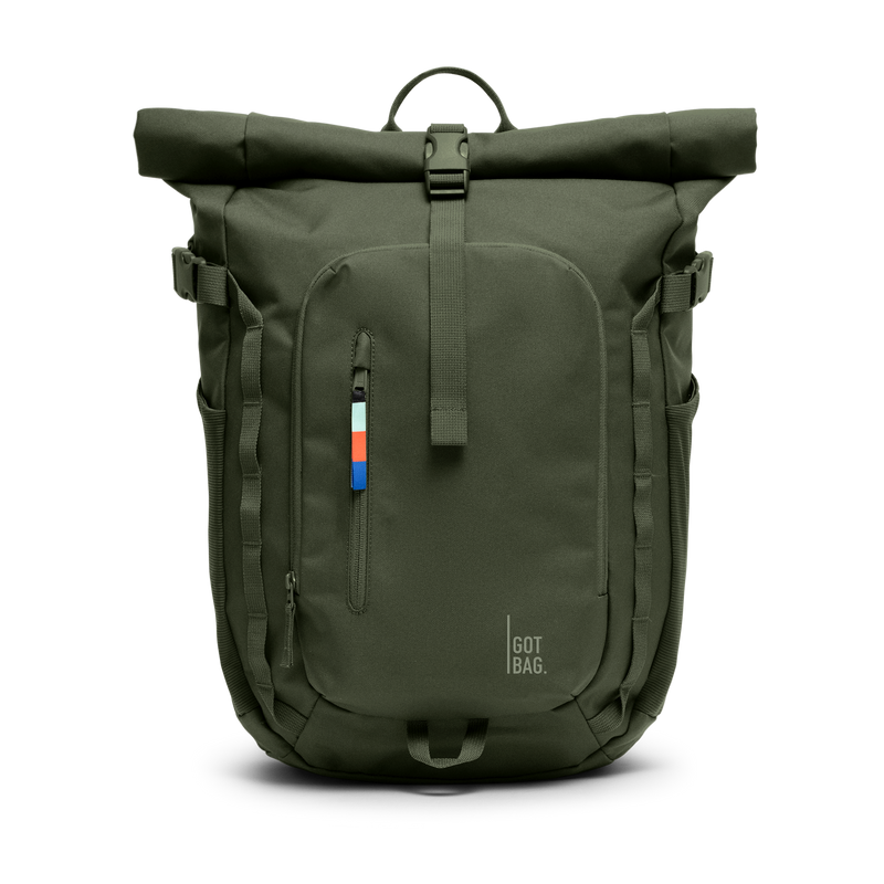 ROLLTOPADVENTURE Rucksack in algae (Dunkelgrün mit Graustich) als Studioaufnahme in Frontansicht.