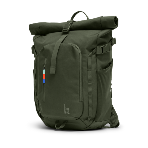 BP0201XX ROLLTOP ADVENTURE Rucksack in algae (Dunkelgrün mit Graustich) in diagonaler Ansicht.