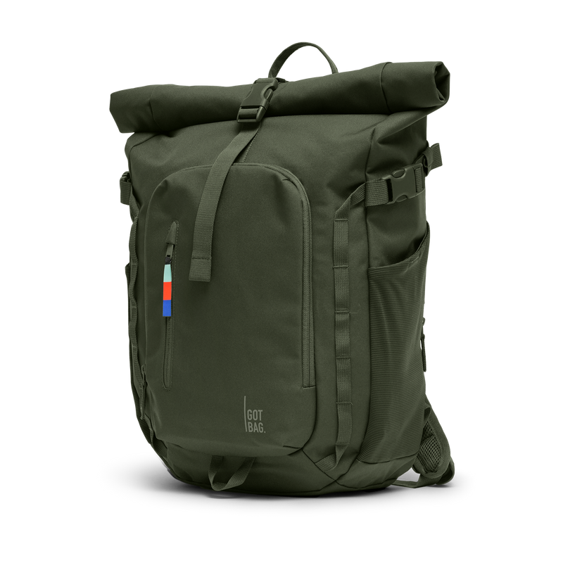 BP0201XX ROLLTOP ADVENTURE Rucksack in algae (Dunkelgrün mit Graustich) in diagonaler Ansicht.