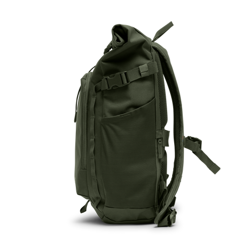 ROLLTOP ADVENTURE Rucksack in algae (Dunkelgrün mit Graustich) als Seitenansicht.