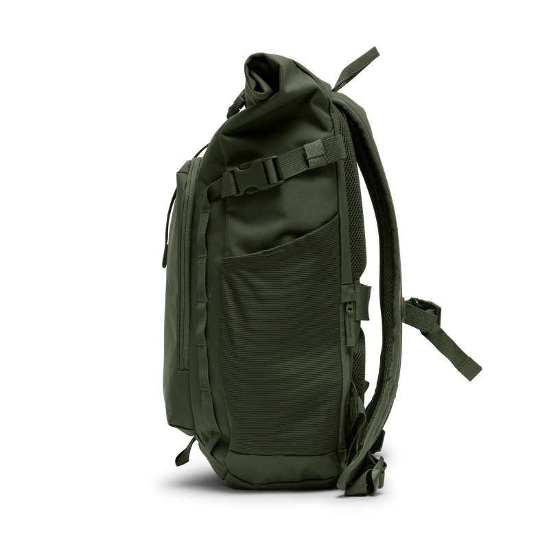 ROLLTOP ADVENTURE Rucksack in algae (Dunkelgrün mit Graustich) als Seitenansicht.