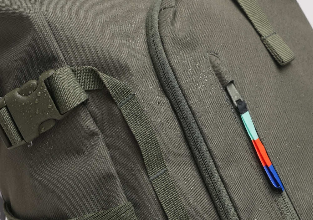 ROLLTOP ADVENTURE plecak w kolorze algae (Ciemnozielony z szarawym odcieniem), zbliżenie z kroplami wody.