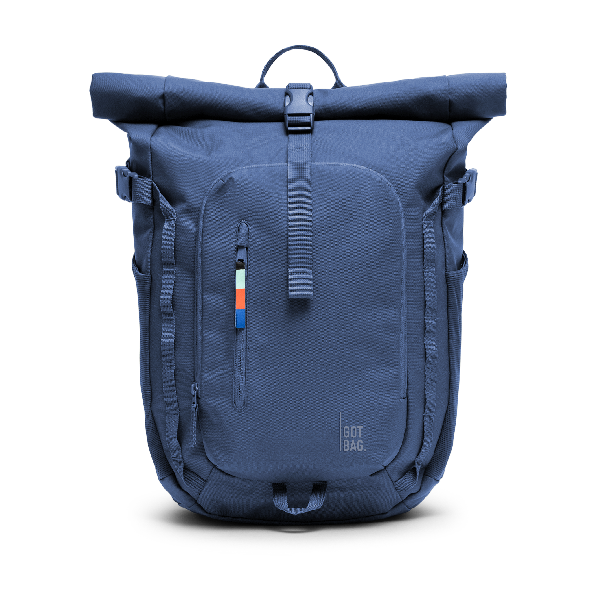 ROLLTOPADVENTURE sac à dos en ocean blue (bleu marine) en studio, vue de face.