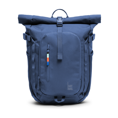 ROLLTOPADVENTURE sac à dos en ocean blue (bleu marine) en studio, vue de face.