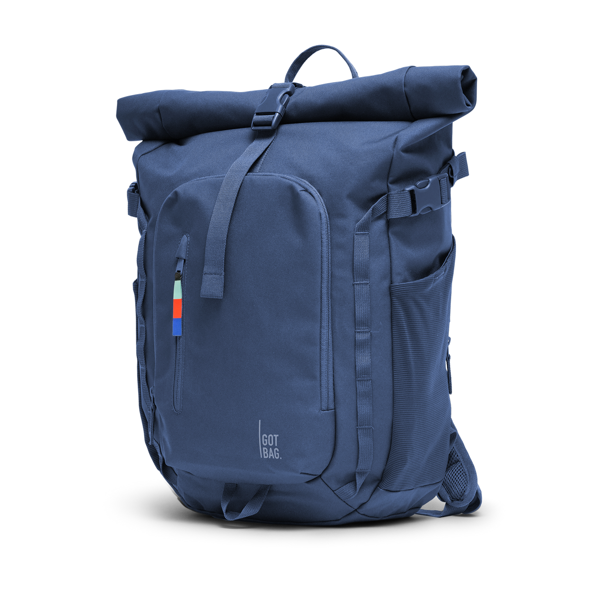 ROLLTOP ADVENTURE Rucksack in ocean blue (Marineblau) als Studioaufnahme in diagonaler Ansicht.