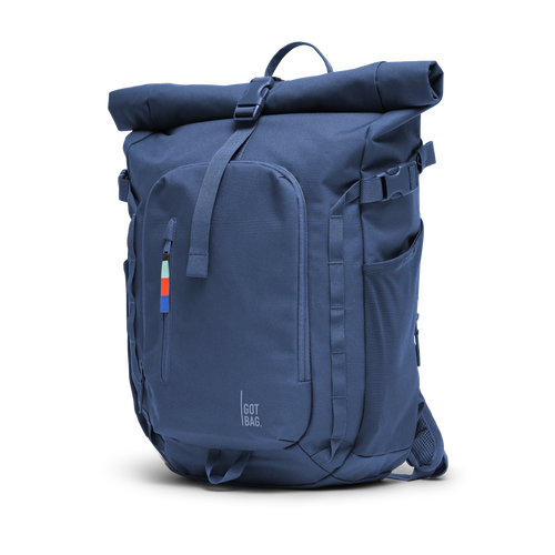 ROLLTOP ADVENTURE Rucksack in ocean blue (Marineblau) als Studioaufnahme in diagonaler Ansicht.