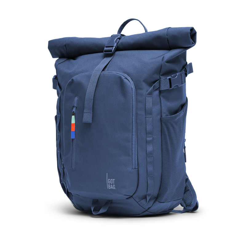 ROLLTOP ADVENTURE Rucksack in ocean blue (Marineblau) als Studioaufnahme in diagonaler Ansicht.