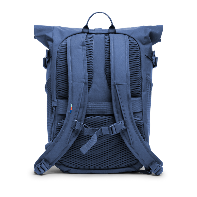 ROLLTOP ADVENTURE Rucksack in ocean blue (Marineblau) als Studioaufnahme in Rückansicht.