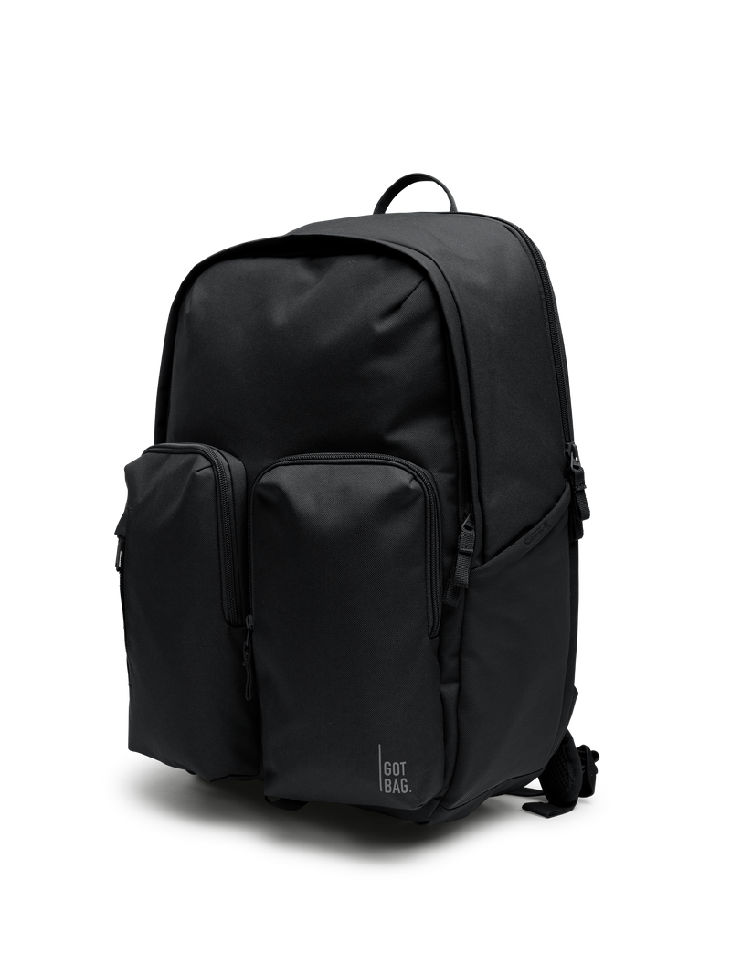 BASE PACK Rucksack in black (Schwarz) in diagonaler Ansicht.