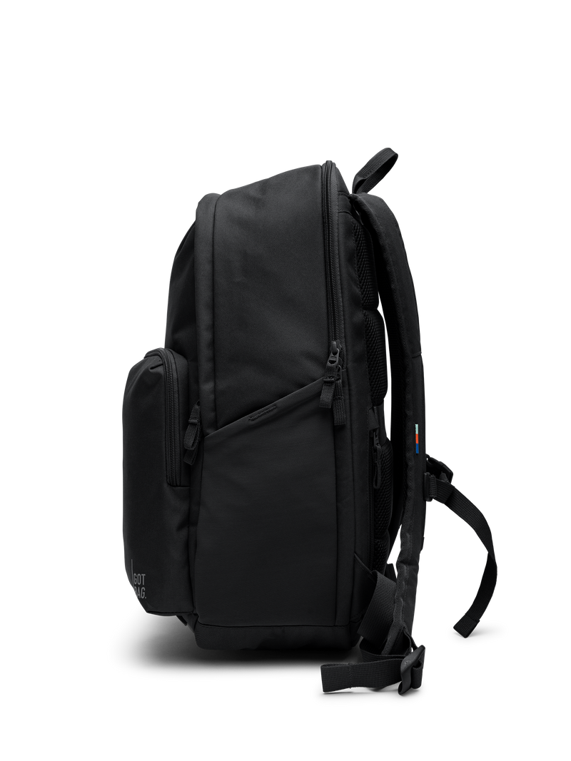 BP0221XX BASE PACK Rucksack in black (Schwarz) als Studioaufnahme in Seitenansicht.