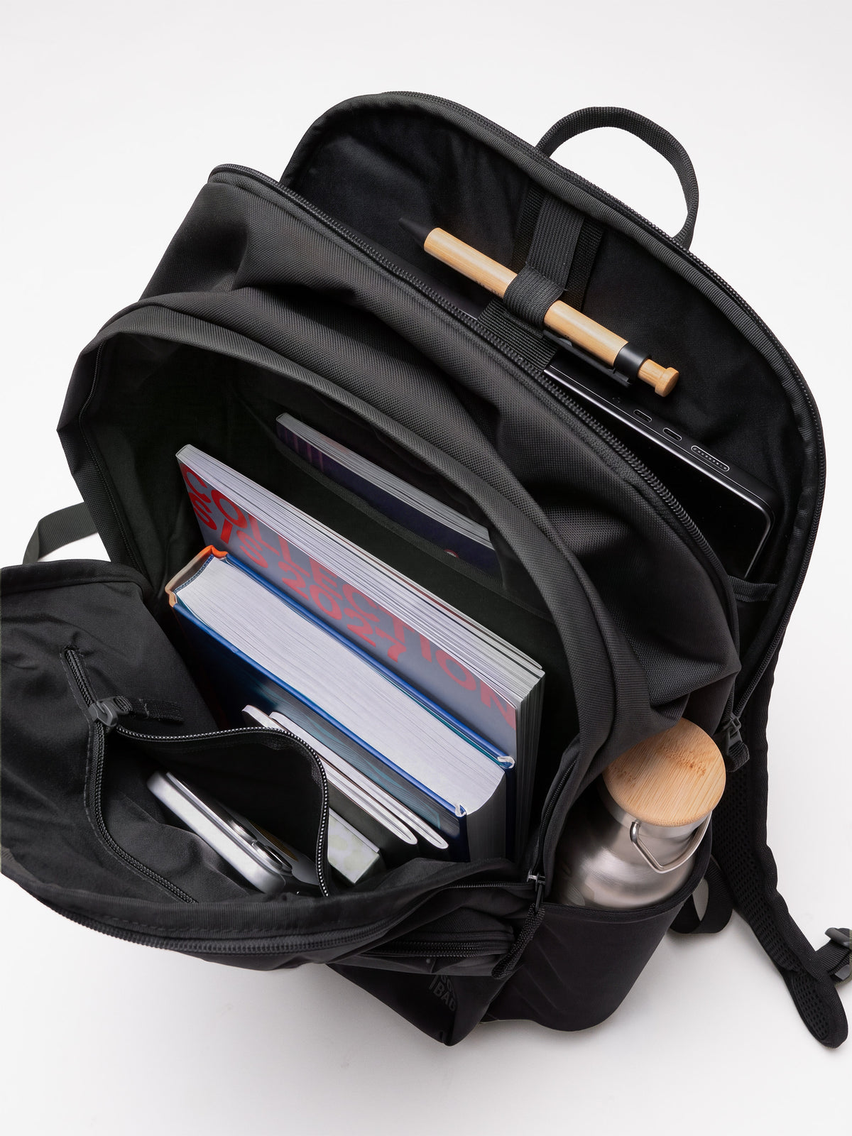 BP0221XX BASE PACK Rucksack in black (Schwarz) innen gefüllt, Draufsicht.