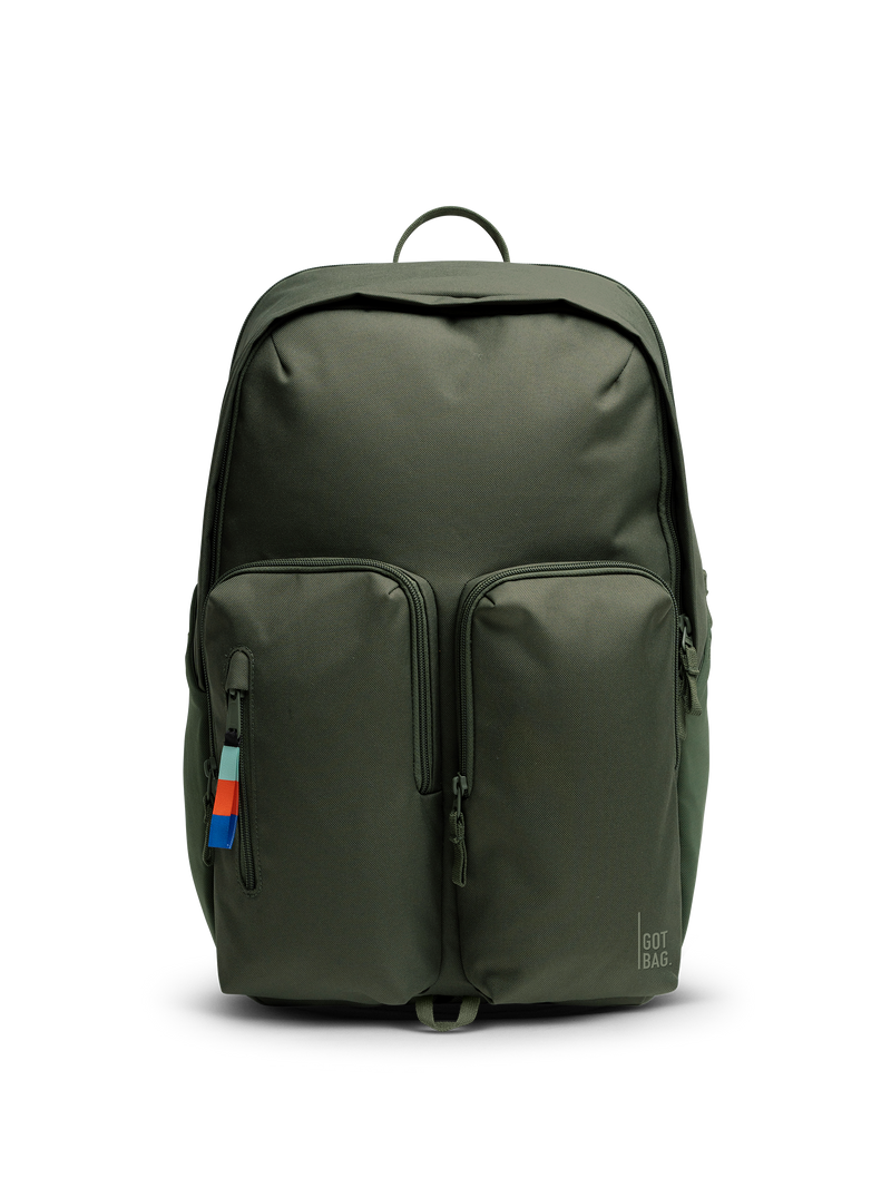 BASEPACK Rucksack in algae (Dunkelgrün mit Graustich) als Studioaufnahme in Frontansicht.