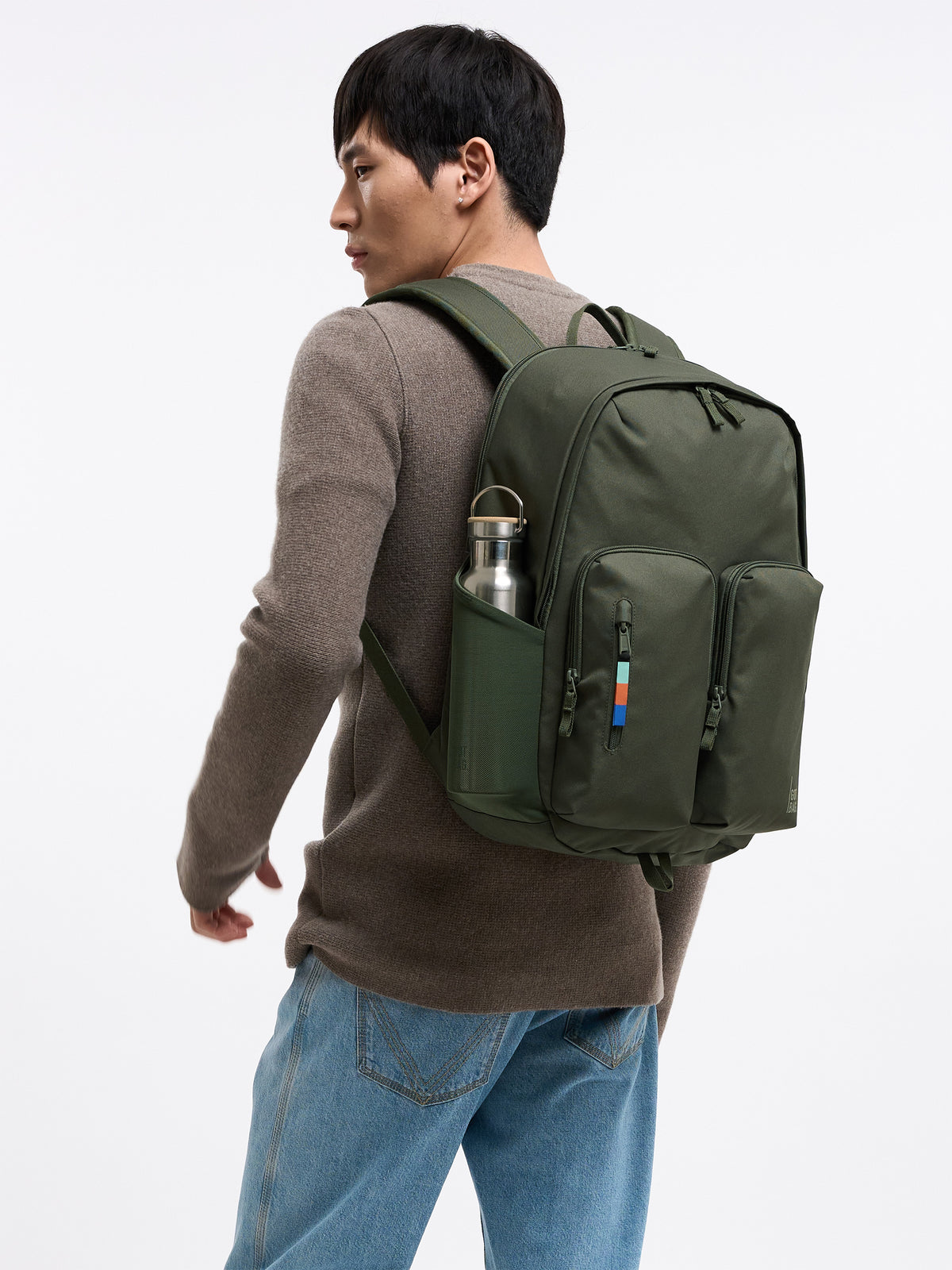 BP0221XX BASE PACK Rucksack in algae (Dunkelgrün mit Graustich) von einem Mann auf dem Rücken getragen.