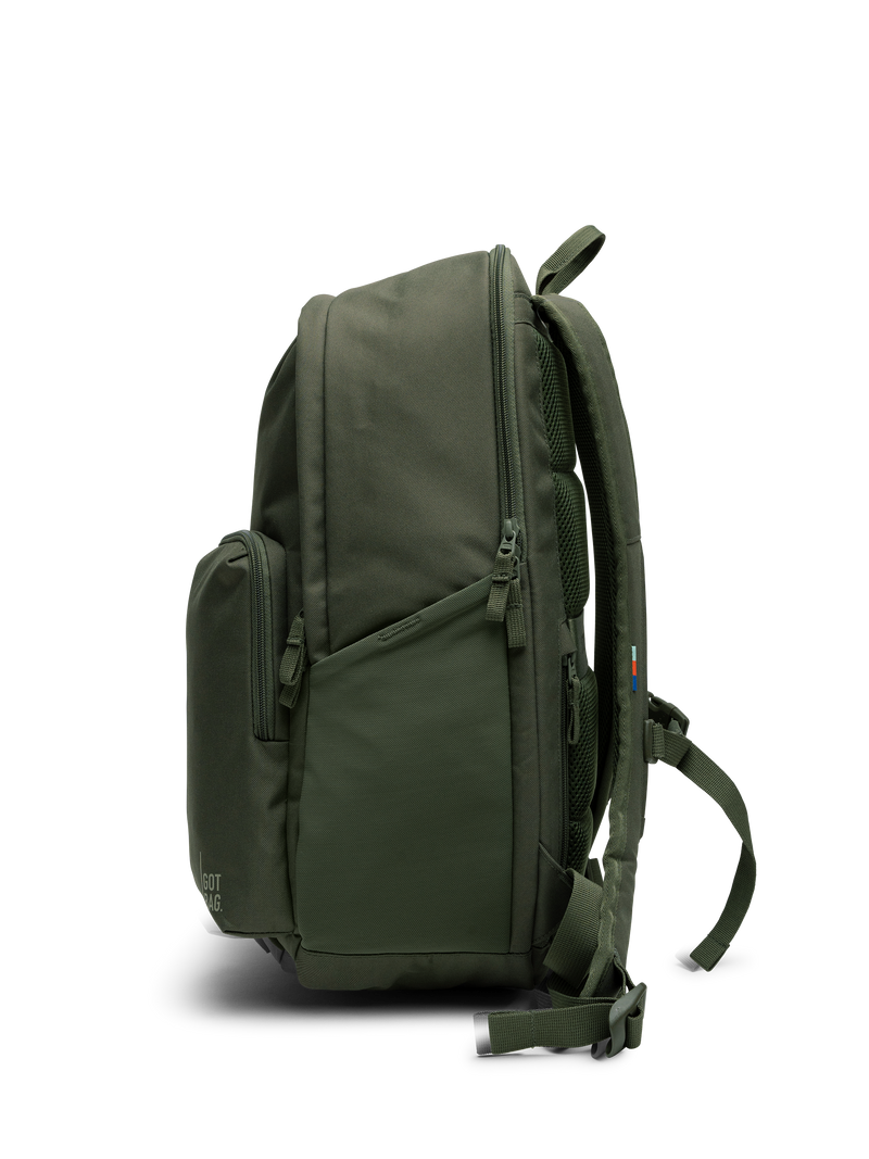 BASE PACK Rucksack in algae (Dunkelgrün mit Graustich) in Seitenansicht.