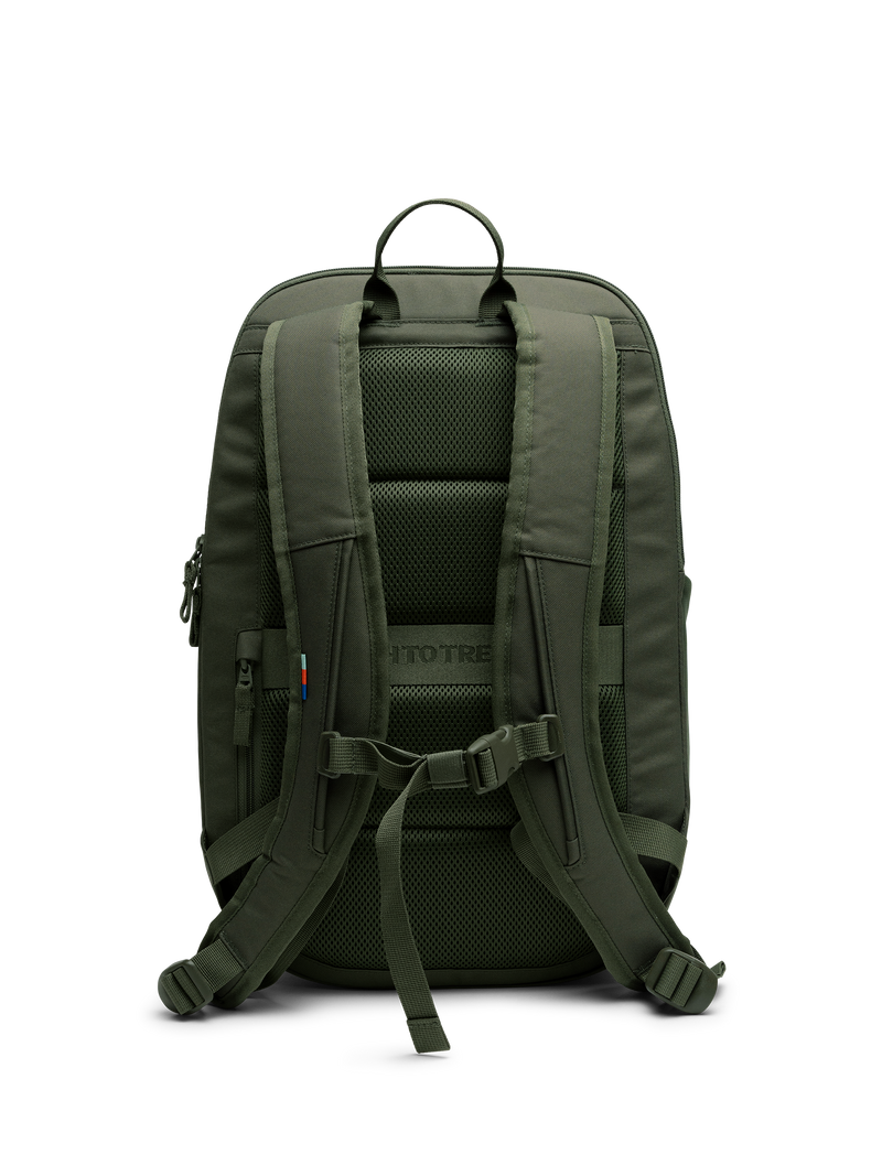 BASE PACK Rucksack in algae (Dunkelgrün mit Graustich) als Studioaufnahme in Rückenansicht.