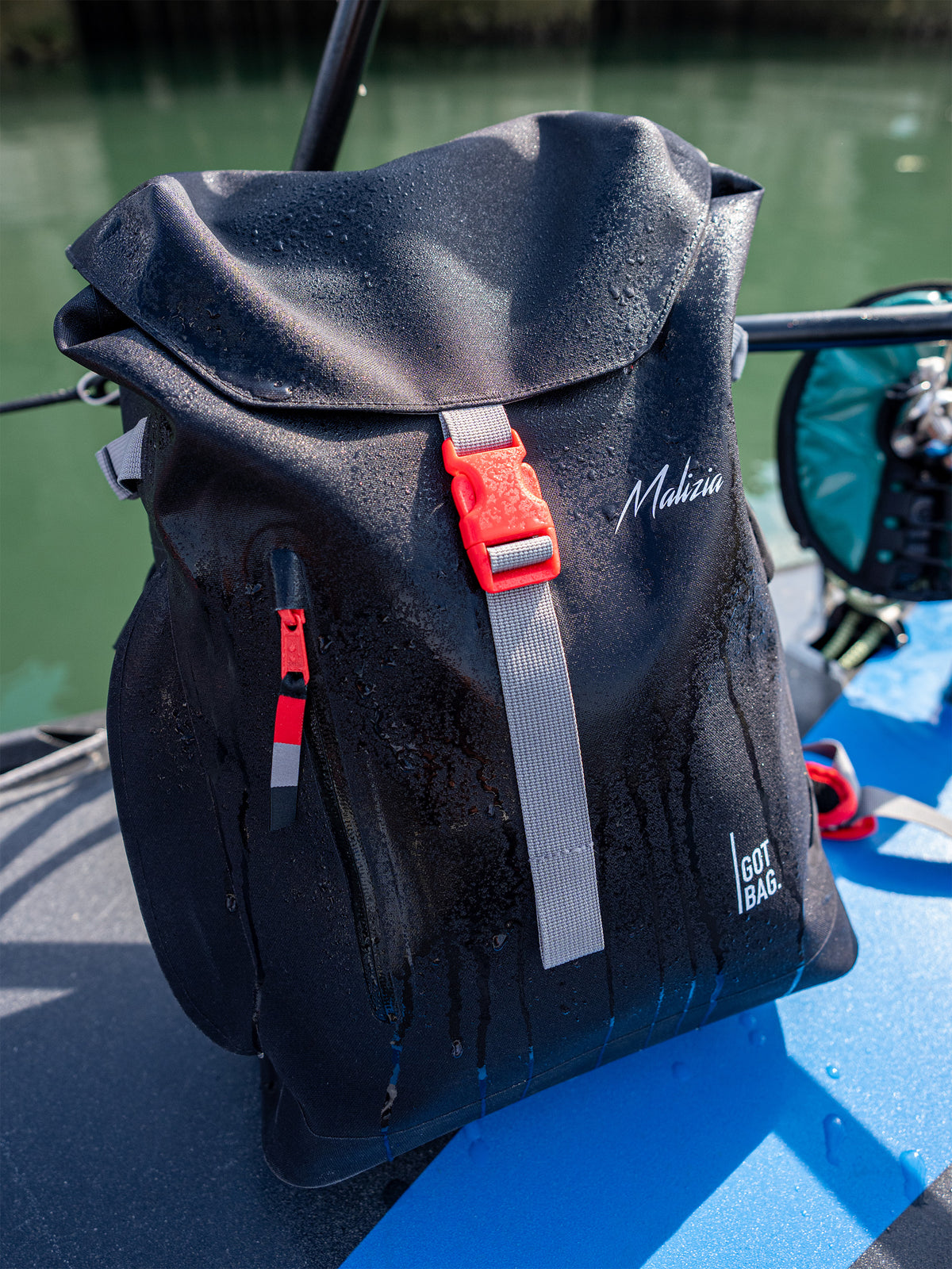 MALIZIA PACK Rucksack in black (Schwarz) mit Wassertropfen auf einem Boot.