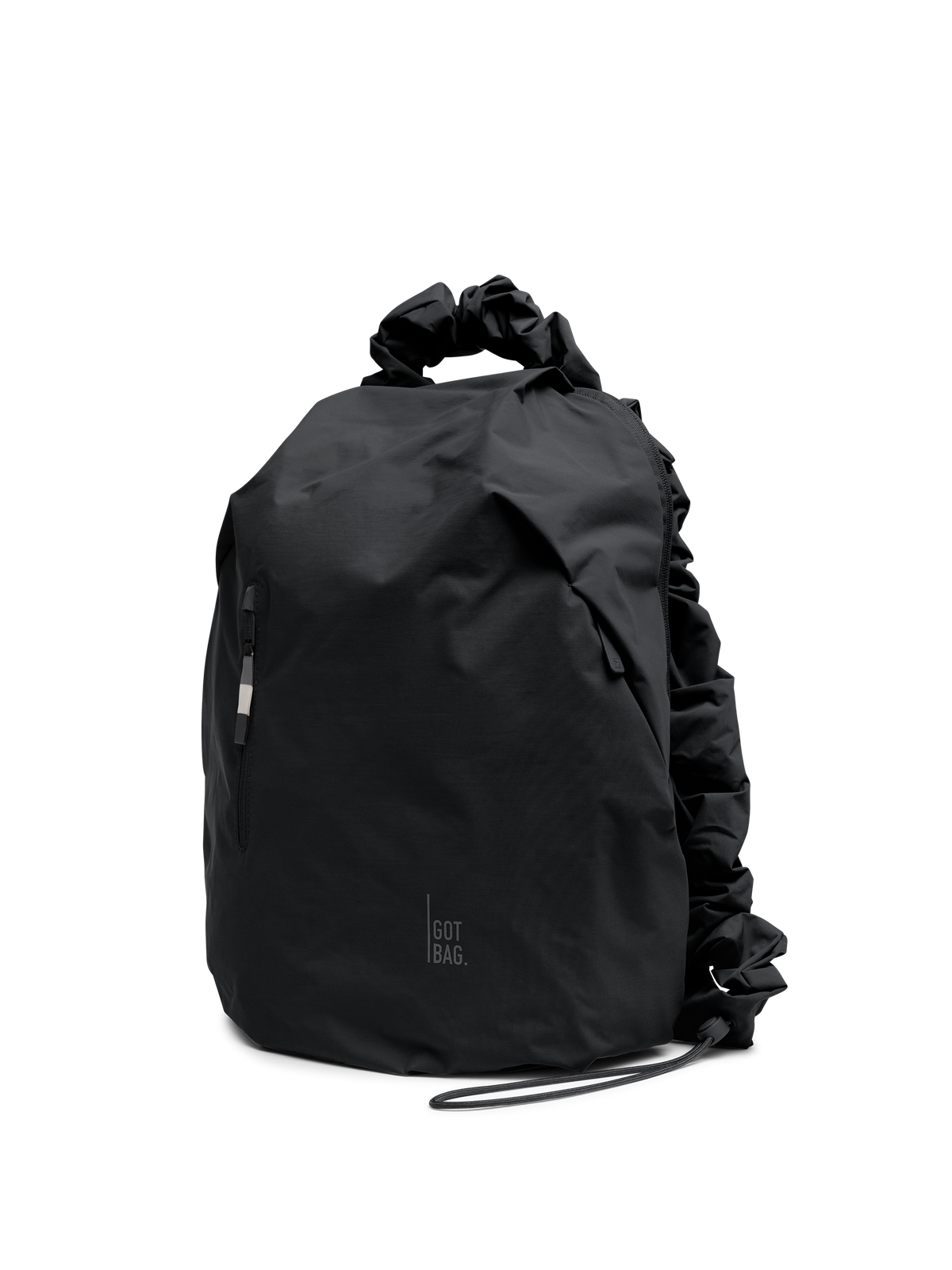 RUFFLE PACK Rucksack in black (Schwarz) als Studioaufnahme in Frontansicht mit gerafftem Oberteil und Kordelzug.
