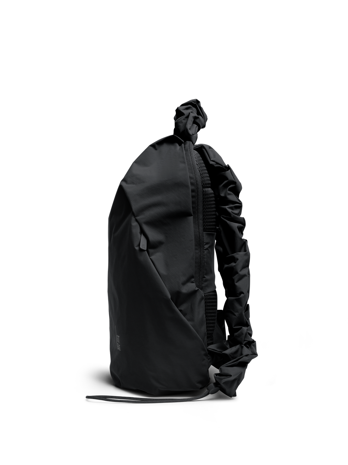 RUFFLE PACK Rucksack in black (Schwarz) als Seitenansicht.