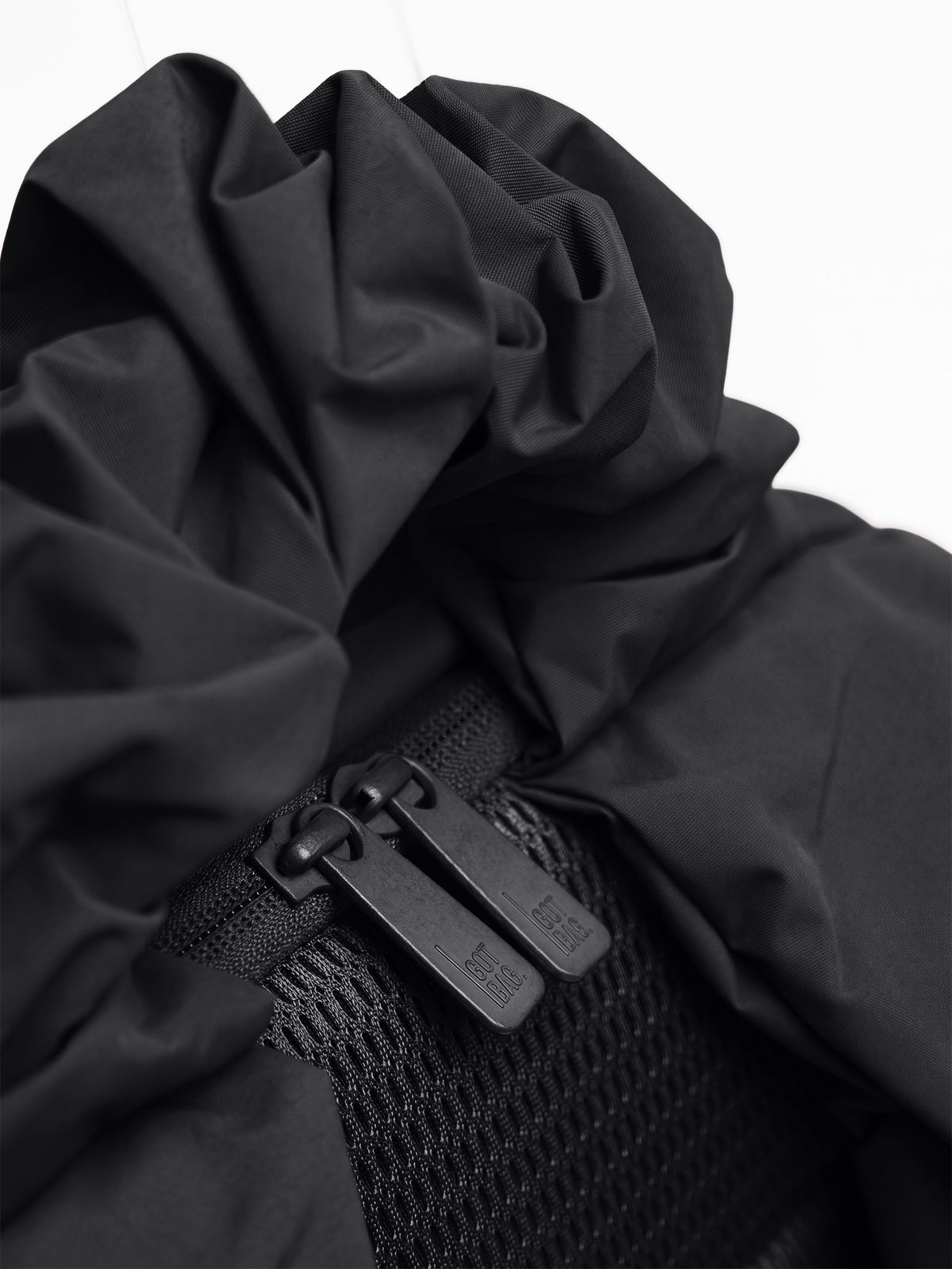RUFFLE PACK Rucksack in black (Schwarz), Detailaufnahme des Reißverschlusses.