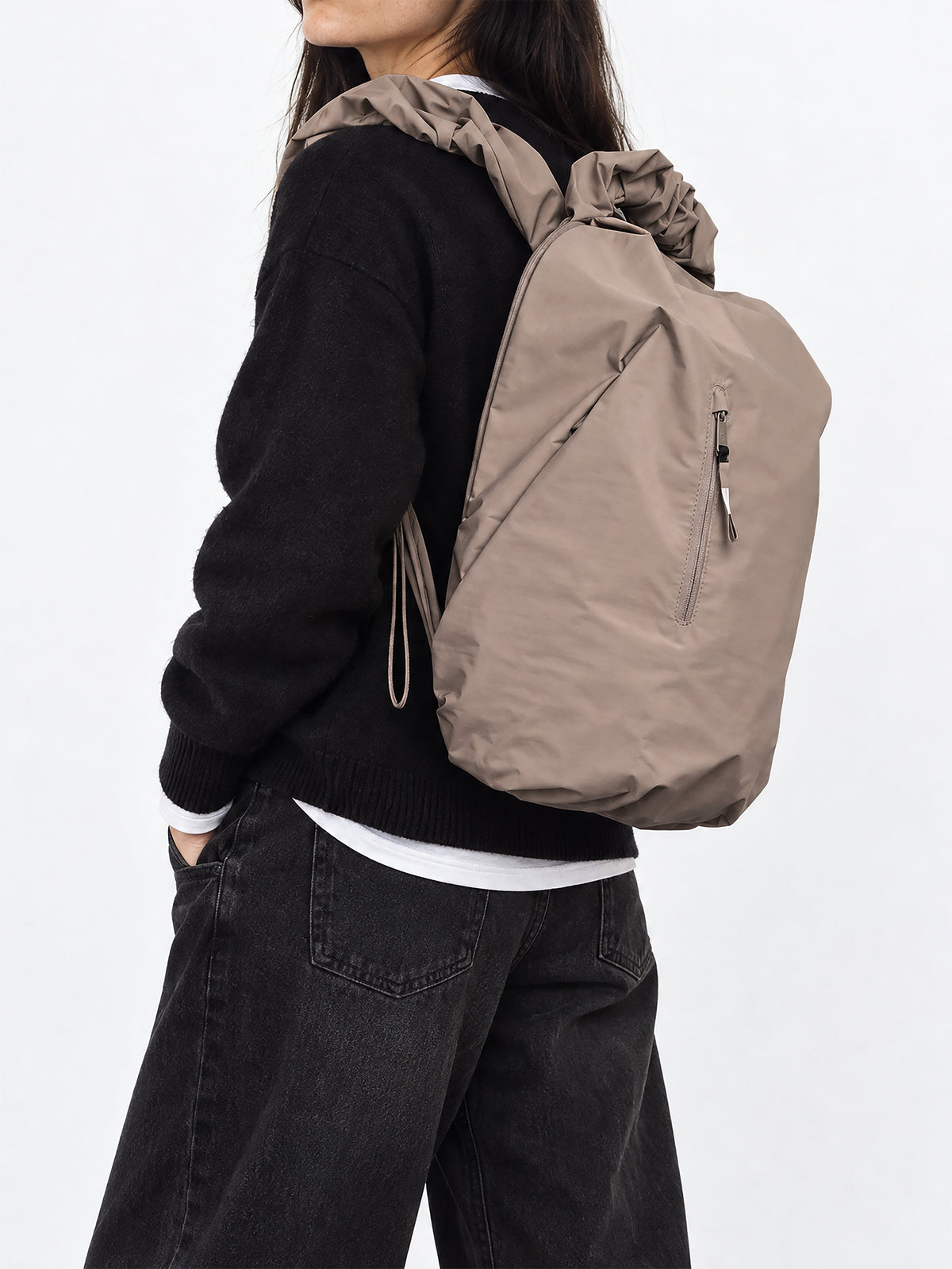 RUFFLE PACK Rucksack in oyster (klassisches Taupe-Braun) von einer Frau als Rucksack auf dem Rücken getragen.