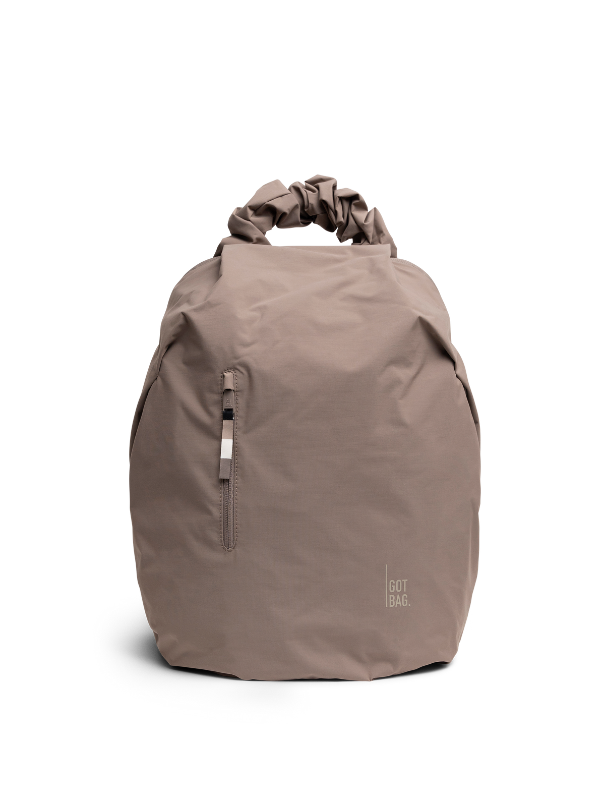 RUFFLE PACK Rucksack in oyster (klassisches Taupe-Braun) als Studioaufnahme in Frontansicht.