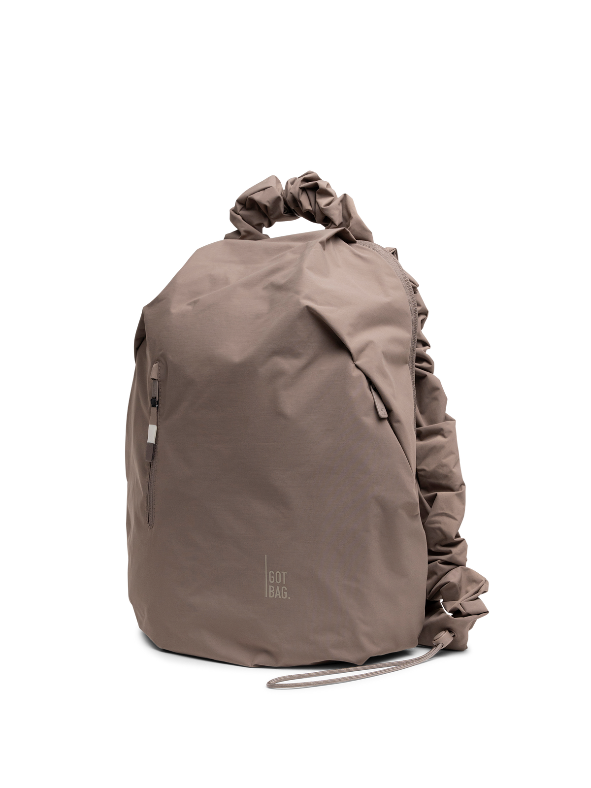 RUFFLE PACK Rucksack in oyster (klassisches Taupe-Braun) in schräger Ansicht.