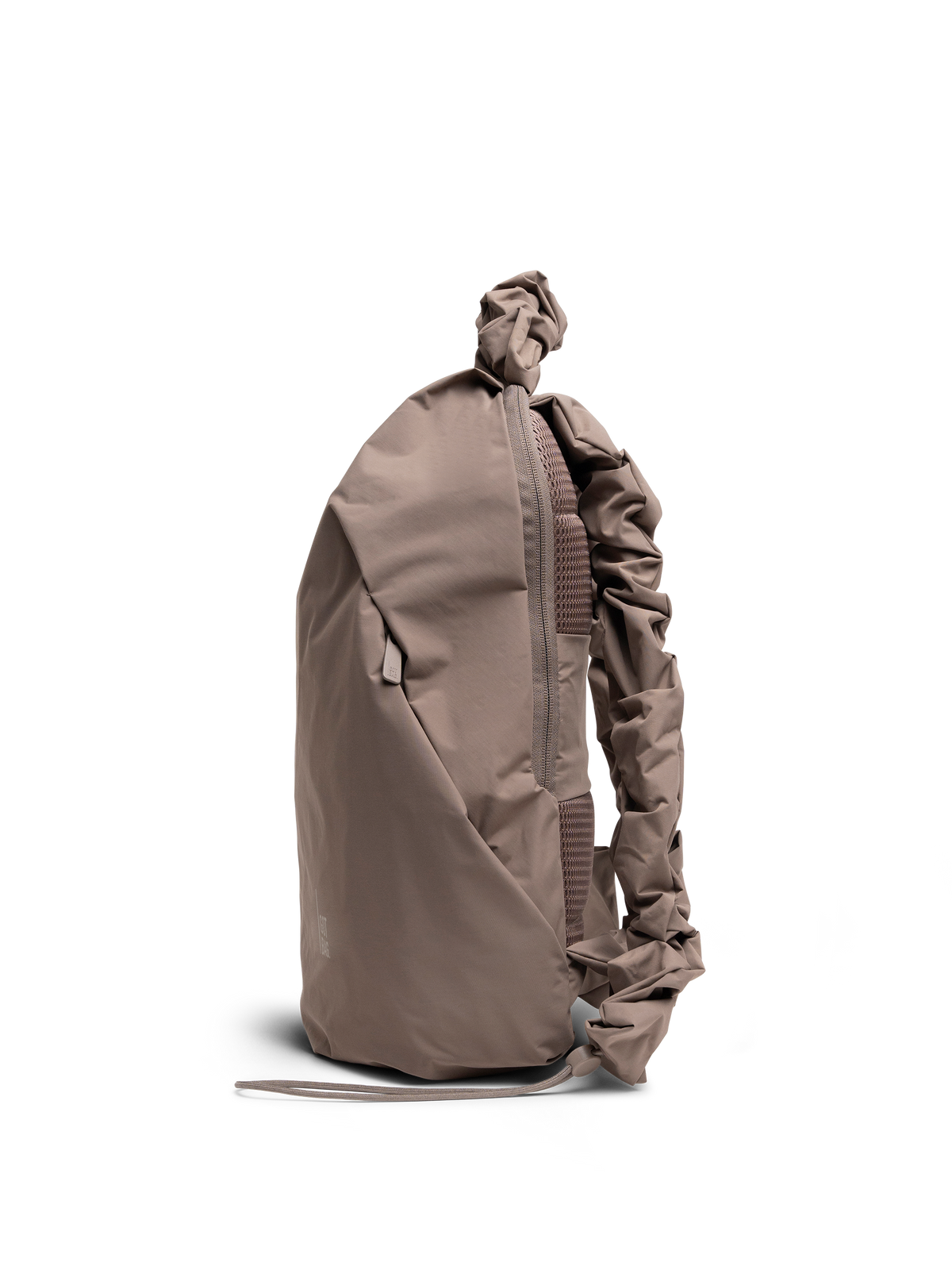 RUFFLE PACK Rucksack in oyster (klassisches Taupe-Braun) als Studioaufnahme in Seitenansicht.