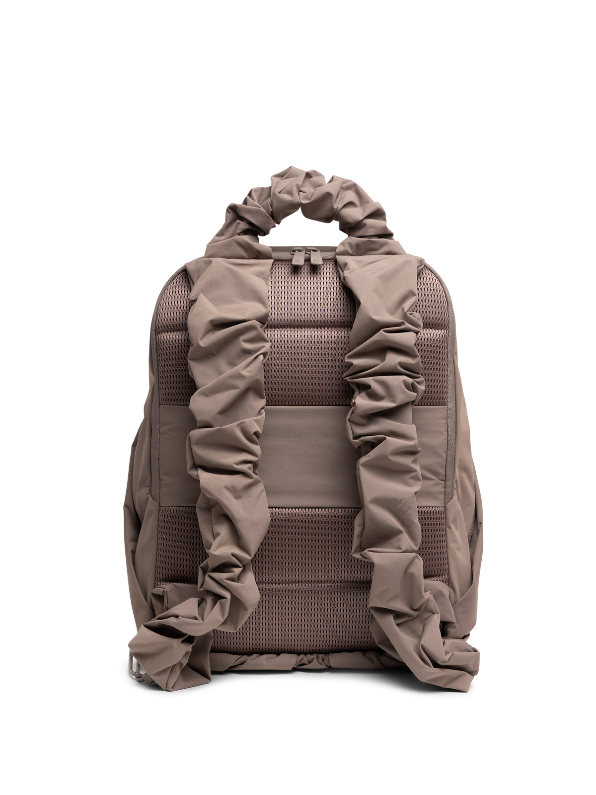 RUFFLE PACK Rucksack in oyster (klassisches Taupe-Braun) als Studioaufnahme in Rückansicht.