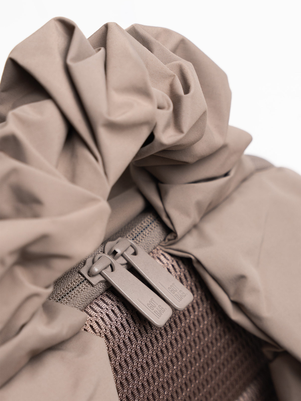 RUFFLE PACK Rucksack in oyster (klassisches Taupe-Braun) als Detailaufnahme des Reißverschlusses.