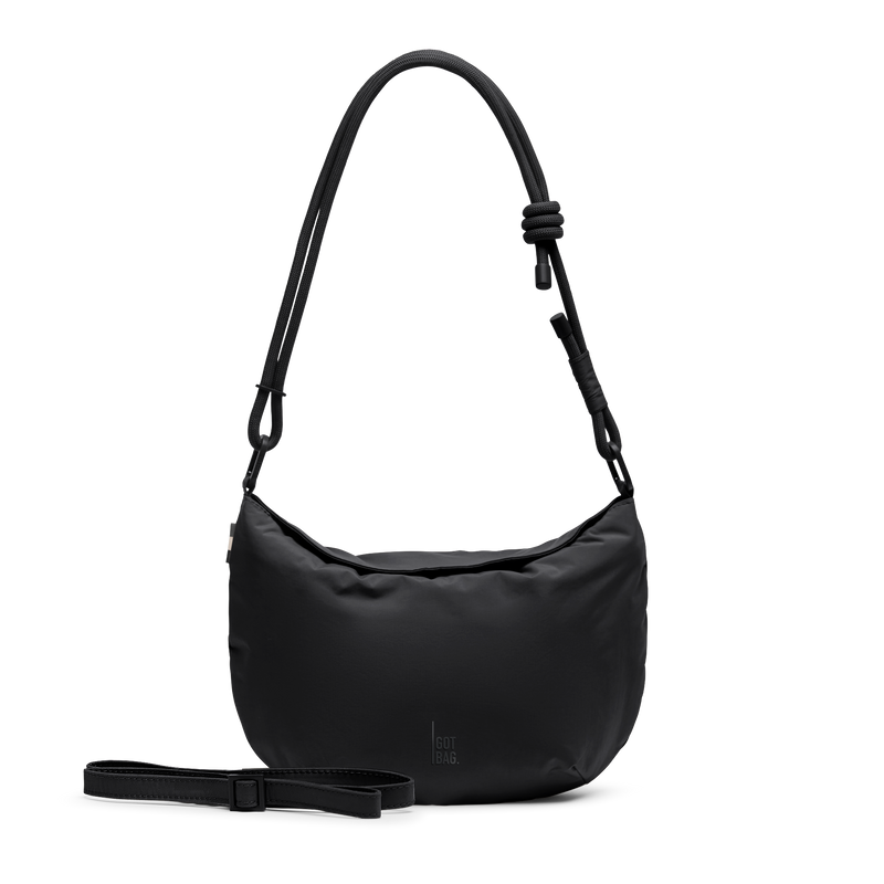 CLAM BAG Tasche in black (Schwarz) als Studioaufnahme in Frontansicht mit einem separaten Gurt.