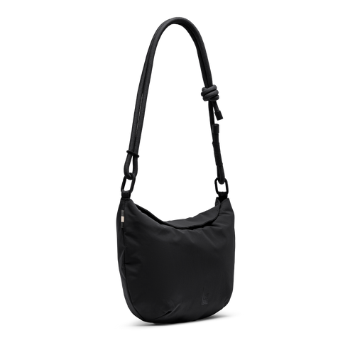 CLAM BAG Tasche in black (Schwarz) als Studioaufnahme in diagonaler Ansicht.