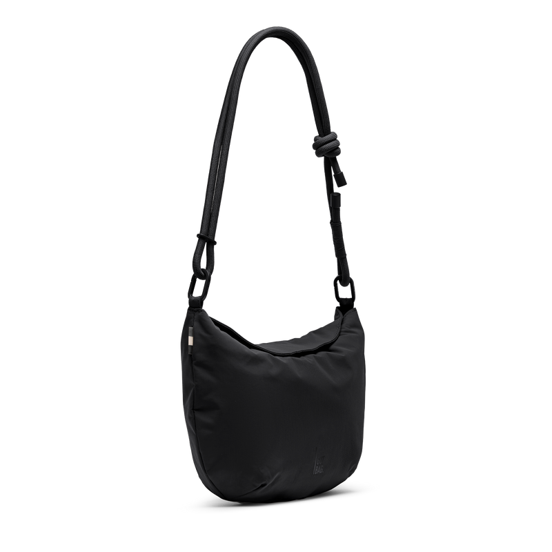 CLAM BAG Tasche in black (Schwarz) als Studioaufnahme in diagonaler Ansicht.