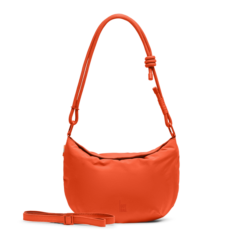 CLAM BAG Tasche in hot coral (knalliges Orange) in Frontansicht mit Trageriemen.